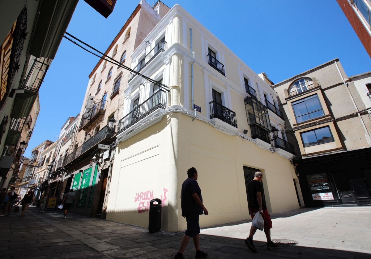 Aspecto actual del edificio subastado tras el arreglo de la fachada que se llevó a cabo en junio de este año.