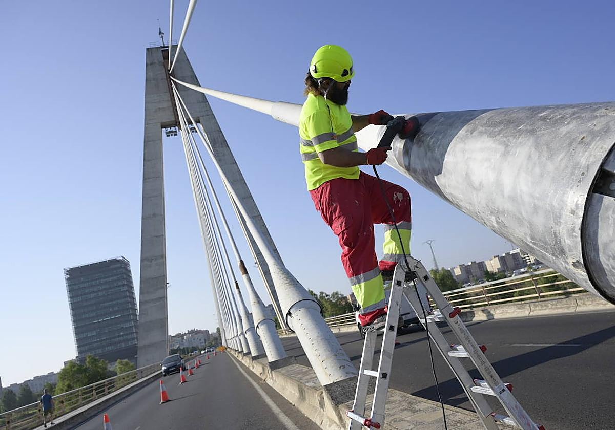 Así se están llevando a cabo los trabajos de repintado en el Puente Real de Badajoz