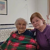 Silveria con su hija Julia en octubre del año pasado en Villanueva de La Vera.