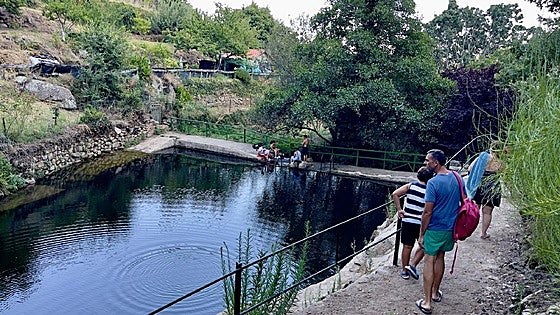 Un charco entre dos miradores
