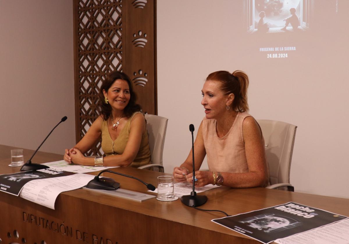 Tina Rodríguez Martínez y Lourdes Linares, alcaldesa de Fregenal y diputada provincial respectivamente, en la presentación de la 'Noche en Blanco'.