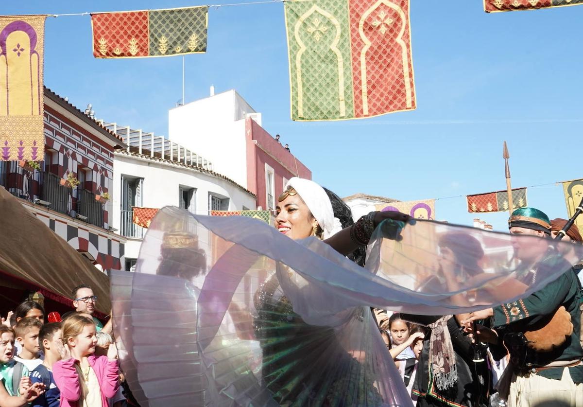 Bailes y pasacalles durante la edición pasada de Almossassa.