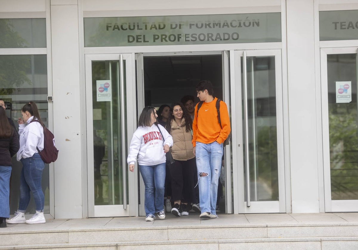 Alumnos en el campus de la Universidad de Extremadura.