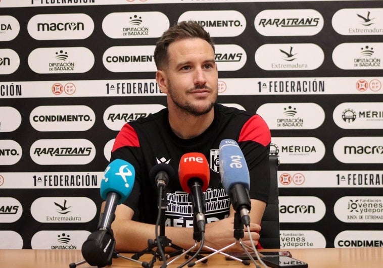 Sergi Guilló, en la rueda de prensa previa al Mérida-Recreativo de Huelva.