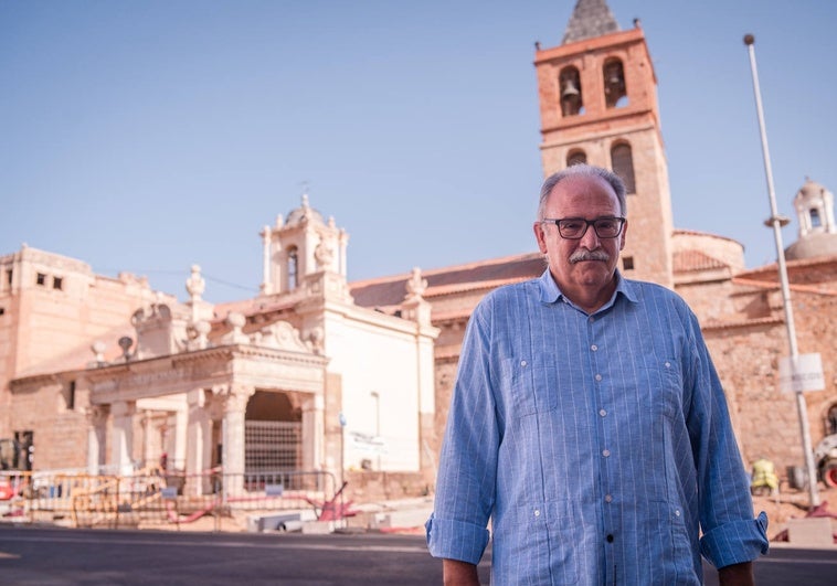 Luis Miguel González, junto a la basílica de Santa Eulalia.