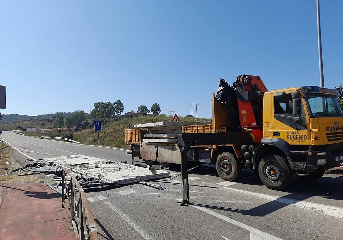La retirada de las planchas de hormigón de la Ex-208, en imágenes