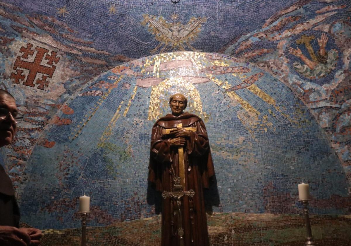 La capilla, además de la imagen del santo, tiene un mosaico lleno de símbolos.