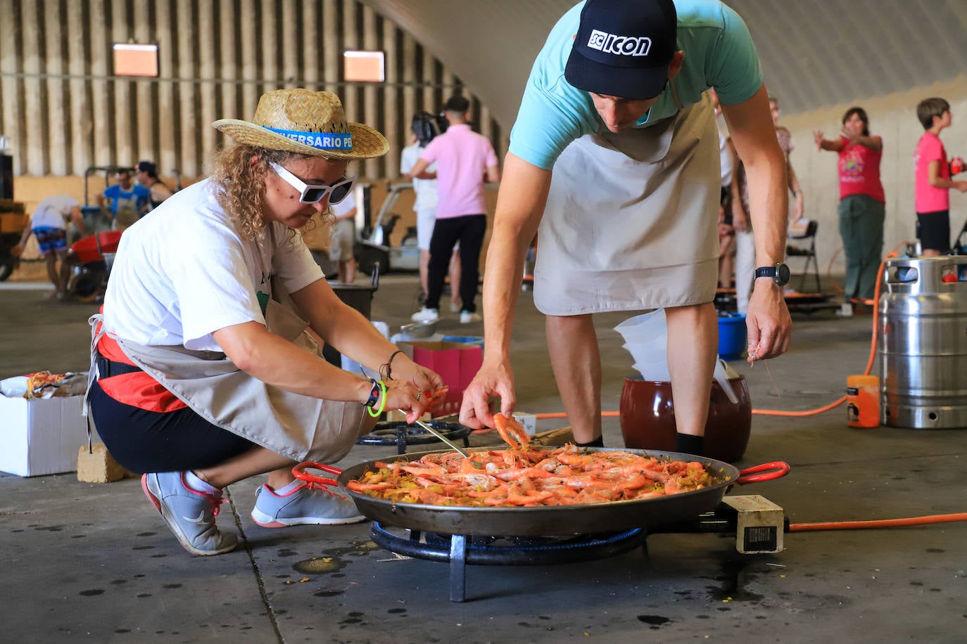 Fotos de las 23 paellas en Los Guadalperales para vecinos y emigrantes