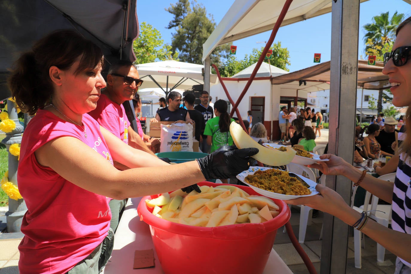 Fotos de las 23 paellas en Los Guadalperales para vecinos y emigrantes