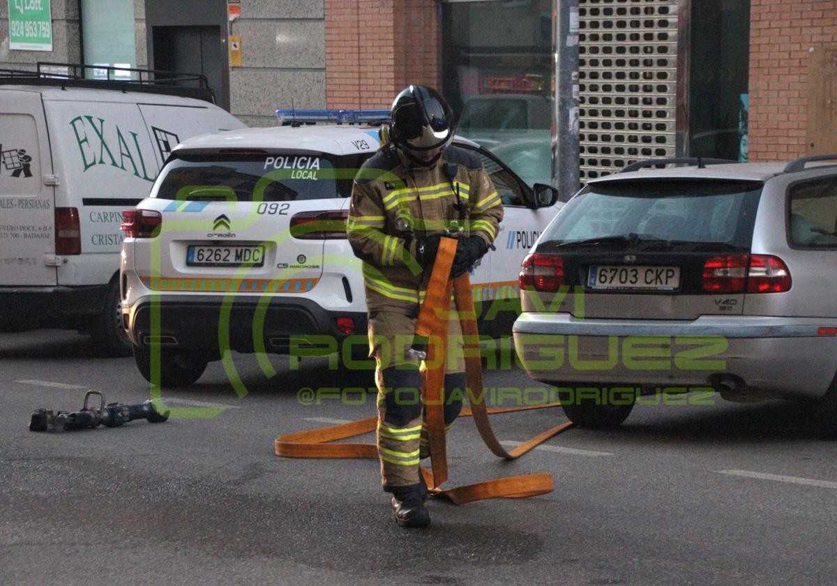 Así sofocaron las llamas en un aparato de aire acondicionado los bomberos de Badajoz