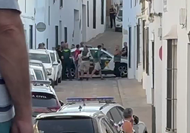 Las imágenes del vídeo muestran al sujeto (vestido de rojo) junto al coche de la Guardia Civil
