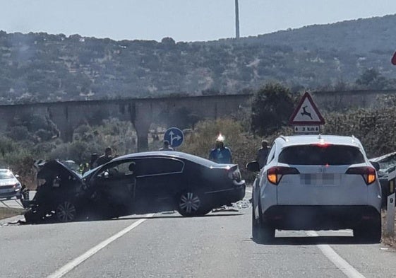 Uno de los vehículos ha quedado cruzado sobre la carretera y el otro turismo en la cuneta.