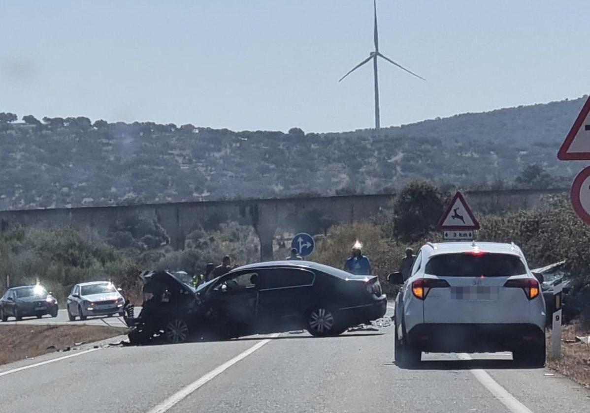 Uno de los vehículos ha quedado cruzado sobre la carretera y el otro turismo en la cuneta.