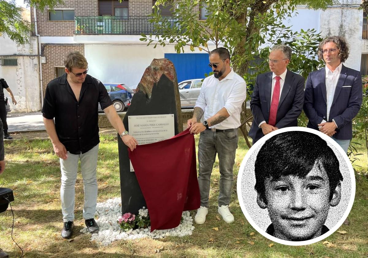 San Vicente de Alcántara ha instalado en el parque de Joaquín Sama un monolito en honor a José María Piris.