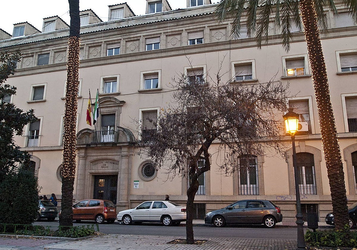 Edificio donde se ubica la dirección del área de Salud de Badajoz, en la avenida de Huelva.