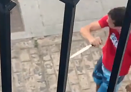 El hombre empuña el cuchillo con el que amenazó a la Guardia Civil.
