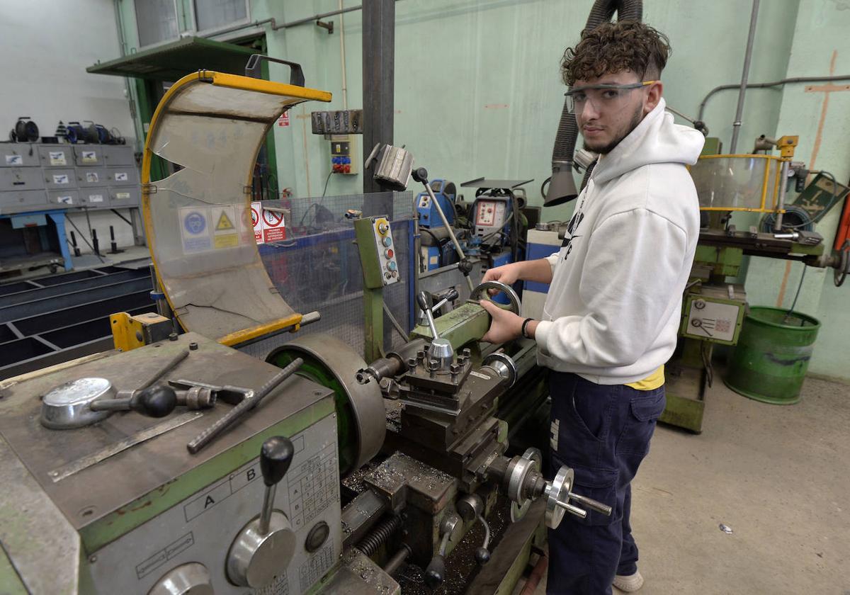 Un estudiante de FP realiza sus prácticas en una empresa.