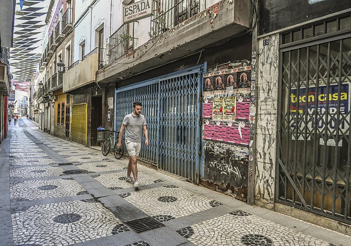 Un vecino pasa por delante de locales vacíos en San Juan.