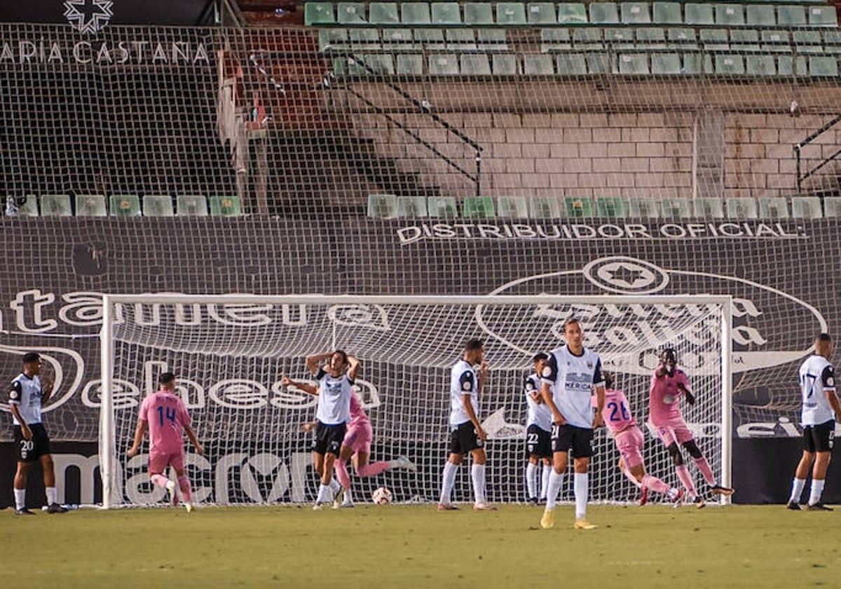 Momento del empate del Recre en la última jugada del partido.