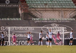 Momento del empate del Recre en la última jugada del partido.