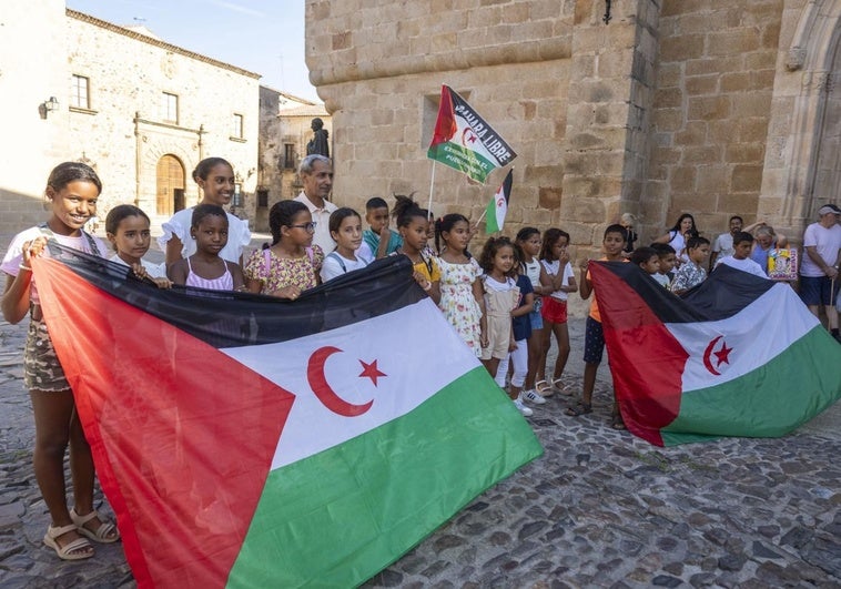 Niños saharauis del programa de acogida 'Vacaciones en paz' en la plaza de Santa María.