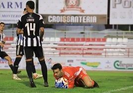 Sergio Tienza en una acción del partido ante el Don Benito.