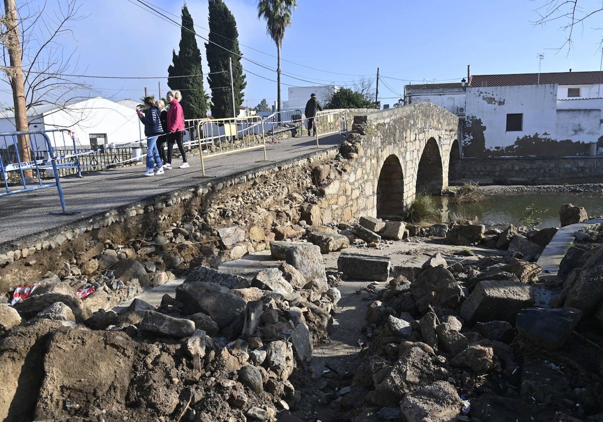 Daños provocados en La Roca de la Sierra en diciembre de 2022 por una riada.