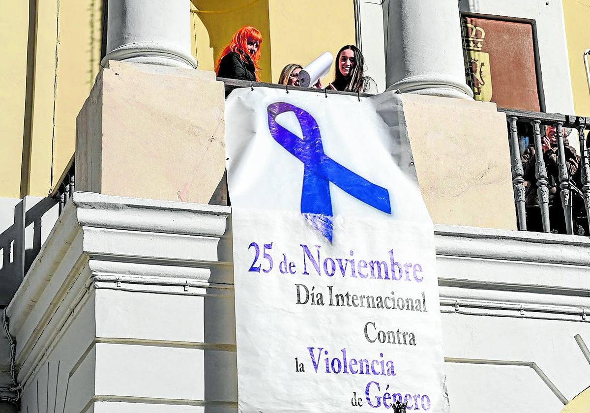 Fachada del Ayuntamiento de Badajoz en el Día contra la Violencia de Género.