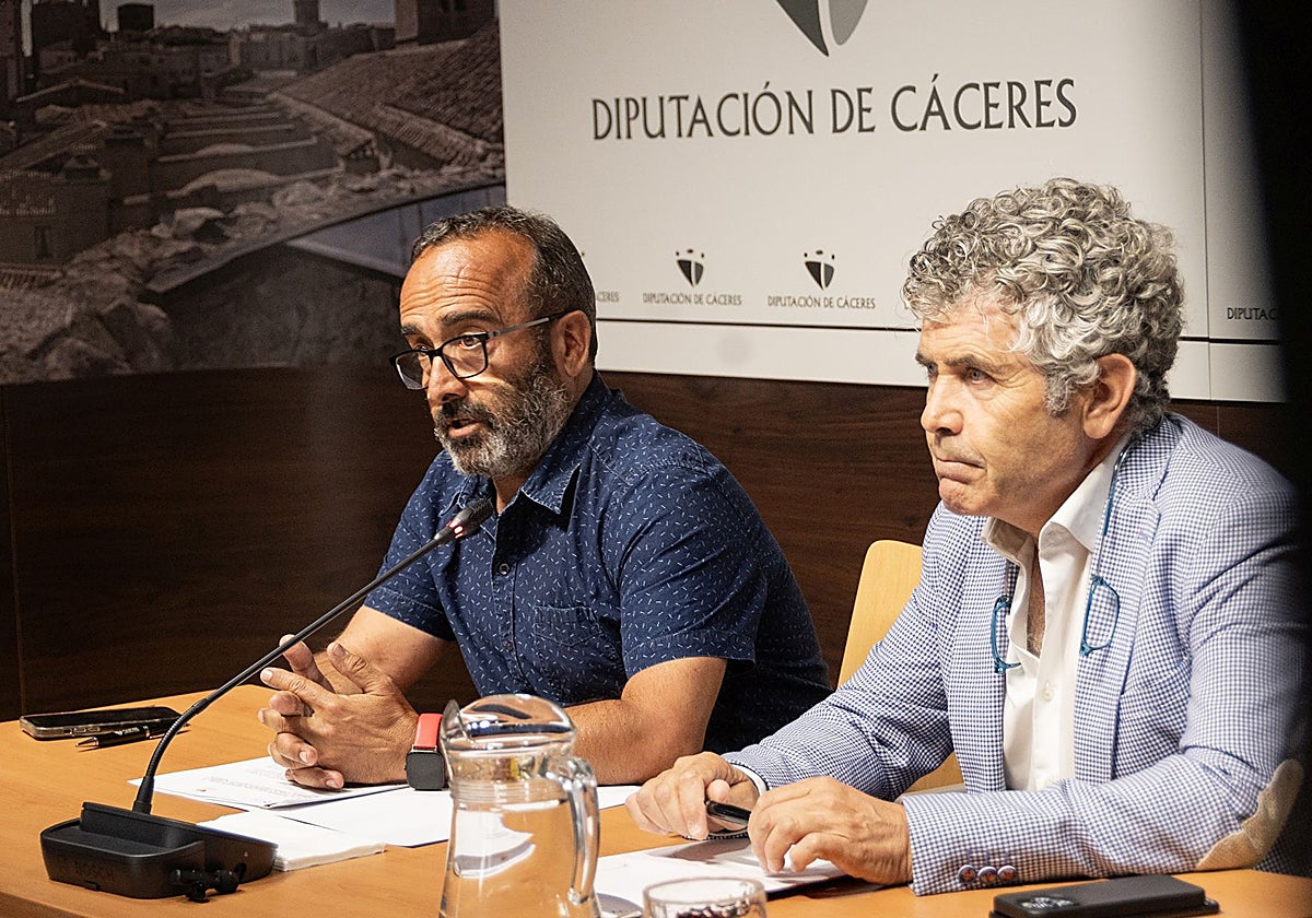 Miguel Ángel Morales, presidente de la Diputación de Cáceres con Juan Antonio Vicente Báez, presidente del Colegio Oficial de Veterinarios, tras la firma del convenio.