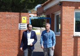 Constantín Gabriel Dumitru (derecha) junto a su abogado Juan José Collado, a su salida del centro penitenciario para disfrutar de su primer permiso penitenciario el pasado 25 de julio.