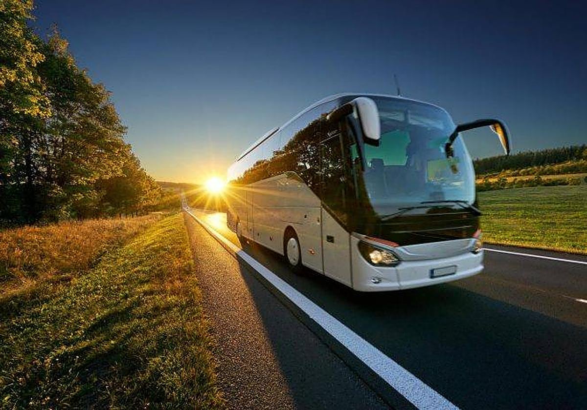 Imagen de un autobús en la carretera.