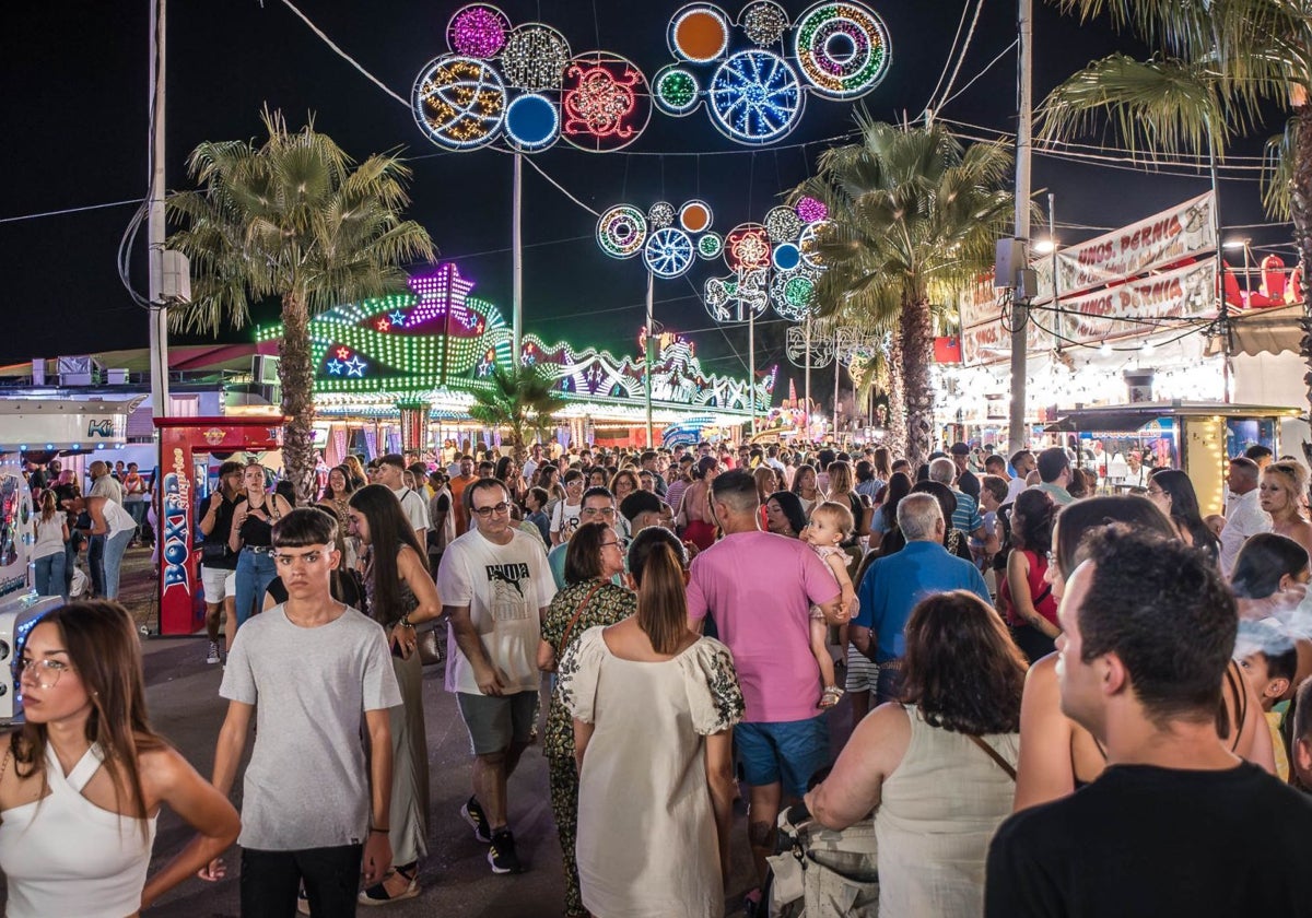 Público por las calles del Ferial tras el encendido del alumbrado.