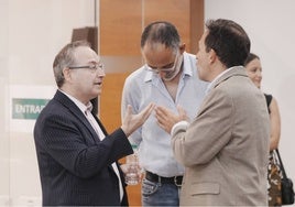 Jesús Cimarro, a la izquierda, charla con Antonio Vélez, concejal de Cultura del Ayuntamiento de Mérida. En el centro, Francisco Palomino, con la cabeza agachada, secretario general de la Consejería de Cultura.