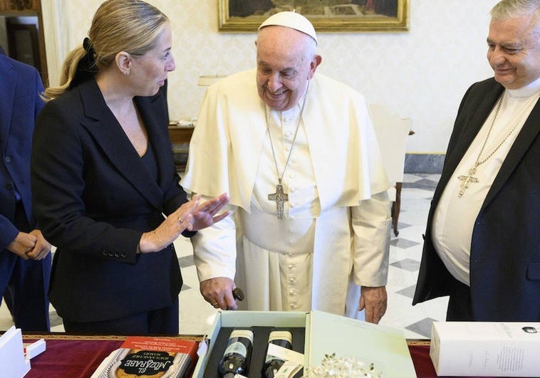 La presidenta de Extremadura, María Guardiola, junto al papa Francisco.