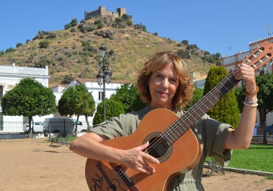 María José Calderón posa para HOY con su guitarra en la plaza de España de Burguillos del Cerro.