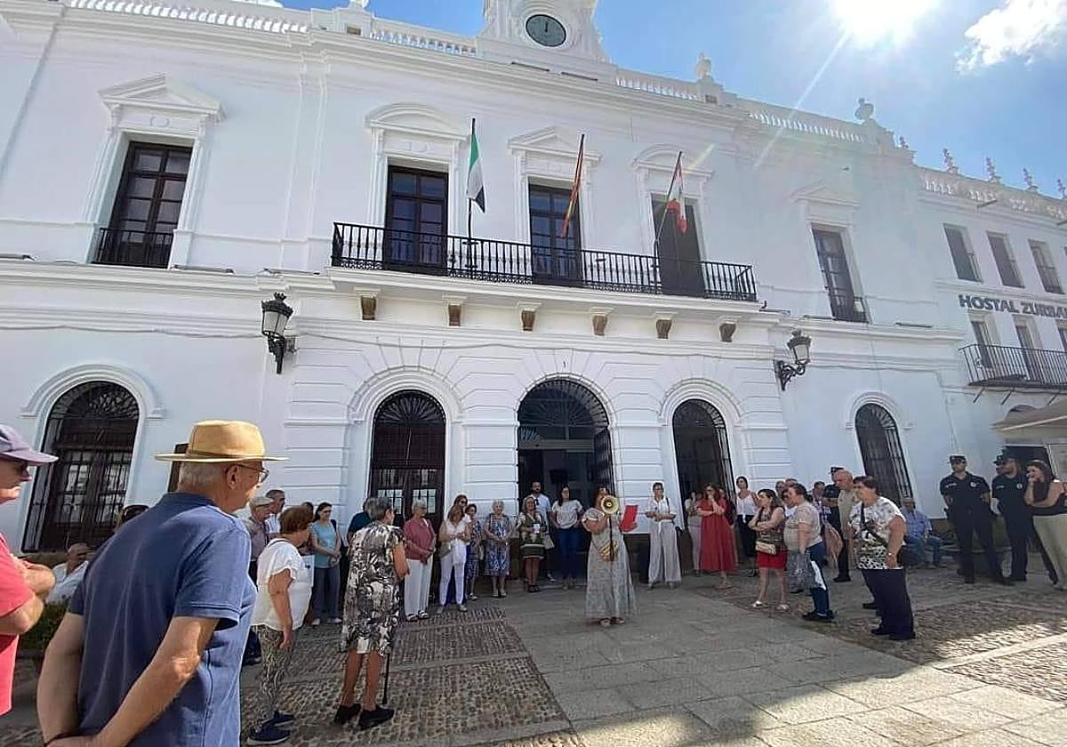 Protesta frente al Ayuntamiento de Llerena.
