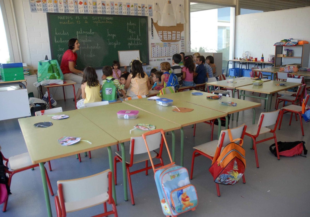 Un maestro en una aula con sus alumnos en el colegio 'Ciudad de Mérida', de la capital extremeña.