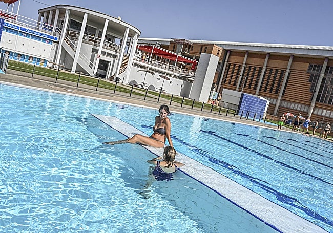 Dos bañistas, este miércoles en La Granadilla.