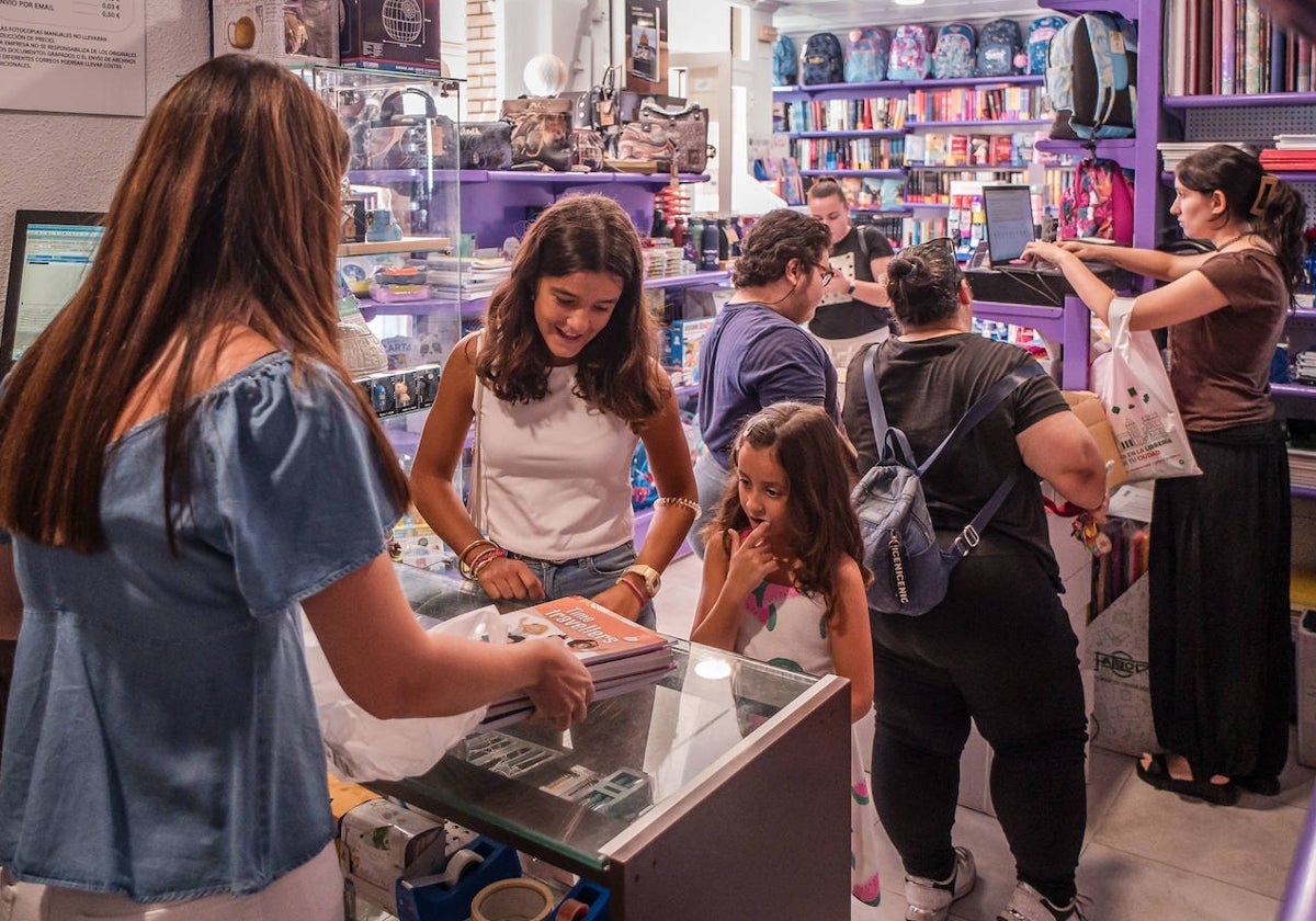 Varias familias compran libros de texto y otro tipo de material escolar ayer, en la librería Clips de Mérida.