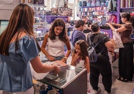 Varias familias compran libros de texto y otro tipo de material escolar ayer, en la librería Clips de Mérida.