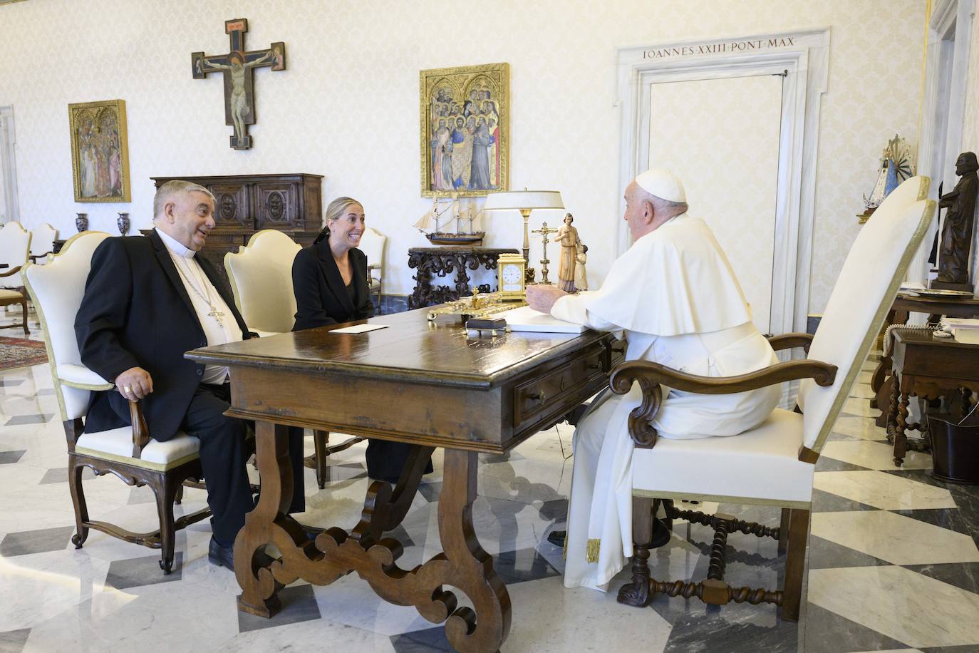 Imagen de María Guardiola y el arzobispo de Mérida-Badajoz, monseñor José Rodríguez Carballo en la audiencia con el Papa.