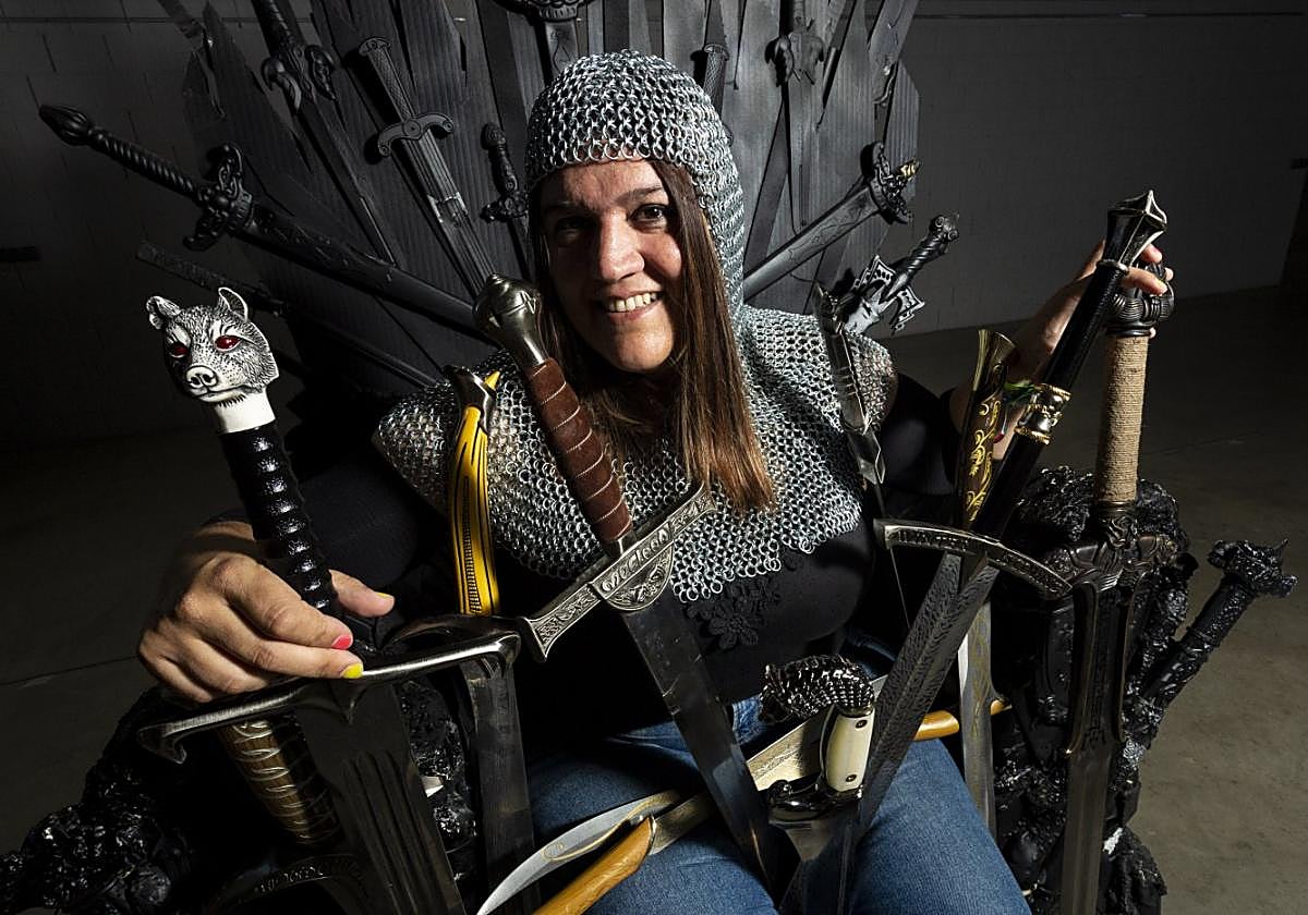 Ester Sánchez Tapia tiene una interesante colección de espadas.
