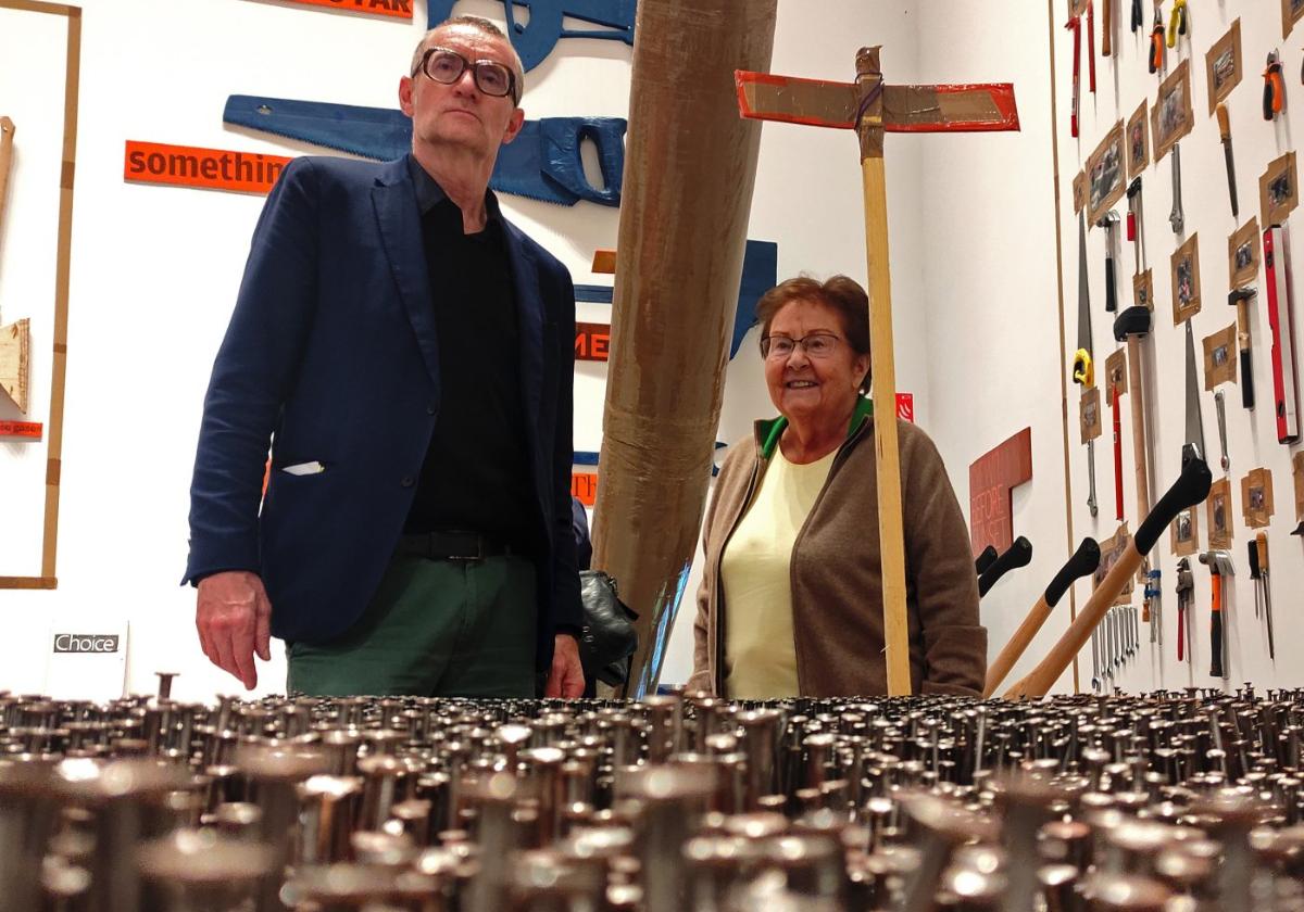 Thomas Hirschhorn con Helga de Alvear en una vista en 2021.