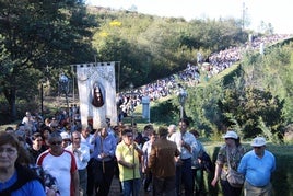 Procesión de la virgen de los Dolores en los alrededores del santuario de Chandavila en La Codosera.