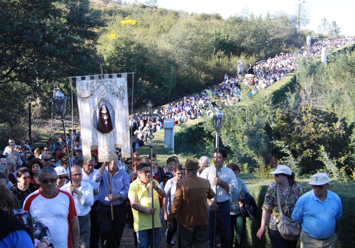 Procesión de la virgen de los Dolores en los alrededores del santuario de Chandavila en La Codosera.