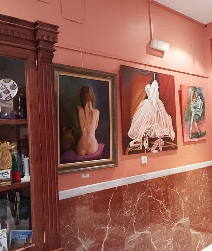 Imagen secundaria 2 - Detalles de la exposición pictórica del día que se inauguró, el pasado 5 de agosto.