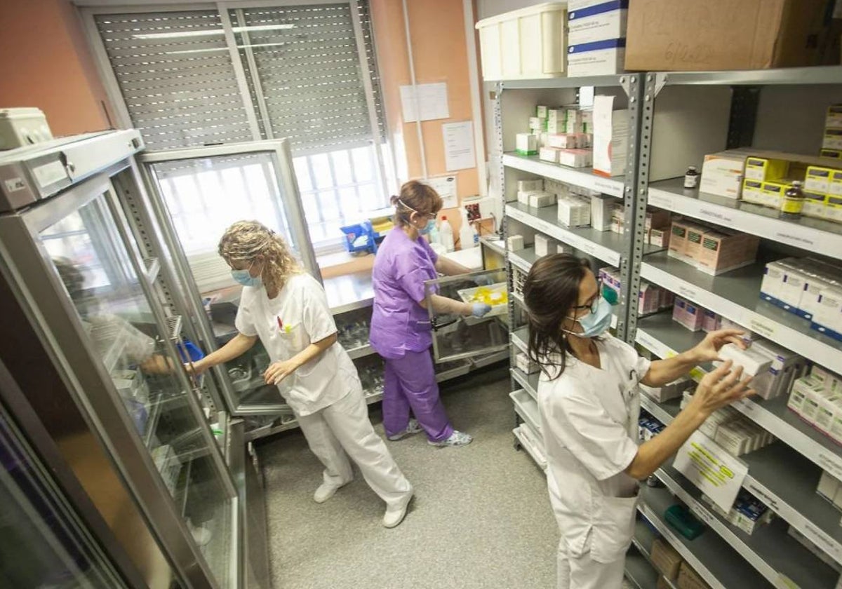 Dos enfermeras y una auxiliar en la farmacia del Hospital San Pedro de Alcántara de Cáceres.