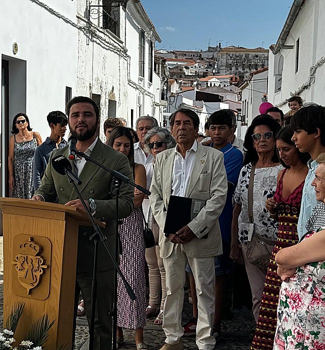 El alcalde, Raúl Gordillo, en su breve alución. Detrás, Feliciano Correa.