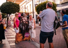 Un grupo de turistas se fotografía en los alrededores del Museo Nacional de Arte Romano.