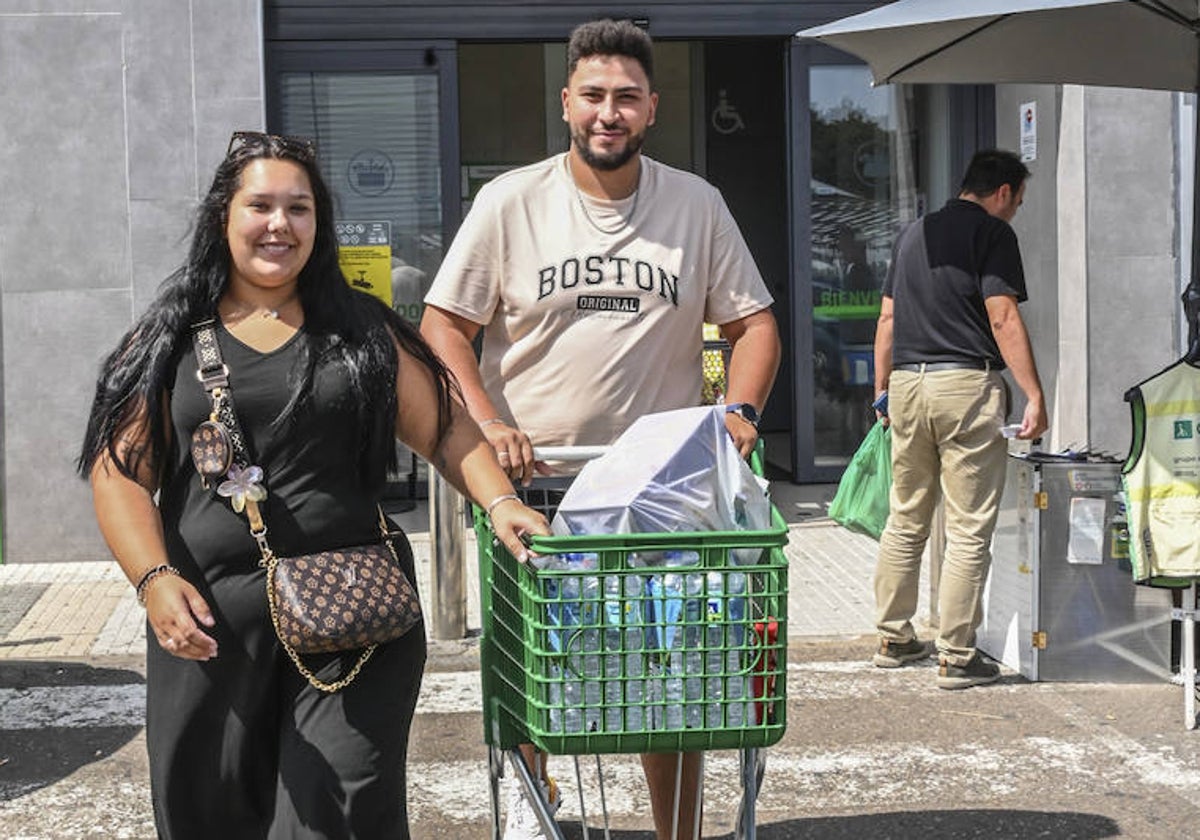 Dos personas saliendo esta semana de un supermercado de Badajoz.